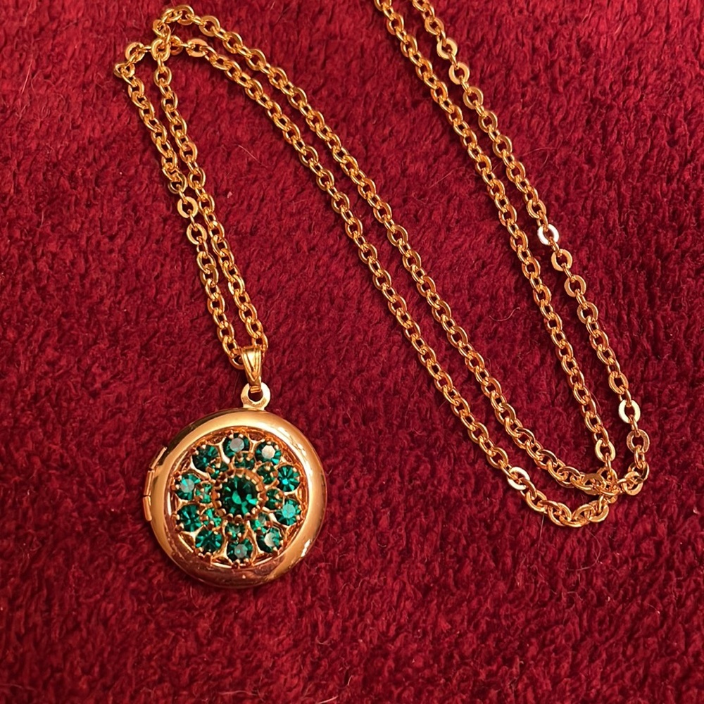 Vintage emerald rhinestones locket necklace